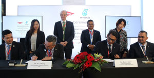 Signing on behalf of PETRONAS Chemicals Glycols Sdn Bhd was its Chief Executive Officer, Encik Zamri Japar and witnessed by PETRONAS Chemicals Group Berhad’s Managing Director/CEO, Datuk Sazali Hamzah. Meanwhile, Dow was represented by Country Manager, Dow Singapore & Malaysia, Mr Paul Fong and witnessed by President, Dow Asia Pacific, Mr Jon Penrice